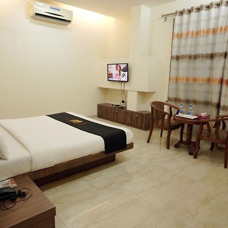Hotel Kushala Executive Inn Тане Екстериор снимка