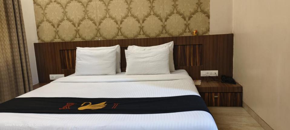 Hotel Kushala Executive Inn Тане Стая снимка