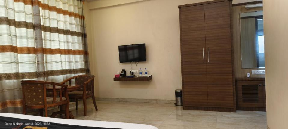 Hotel Kushala Executive Inn Тане Стая снимка