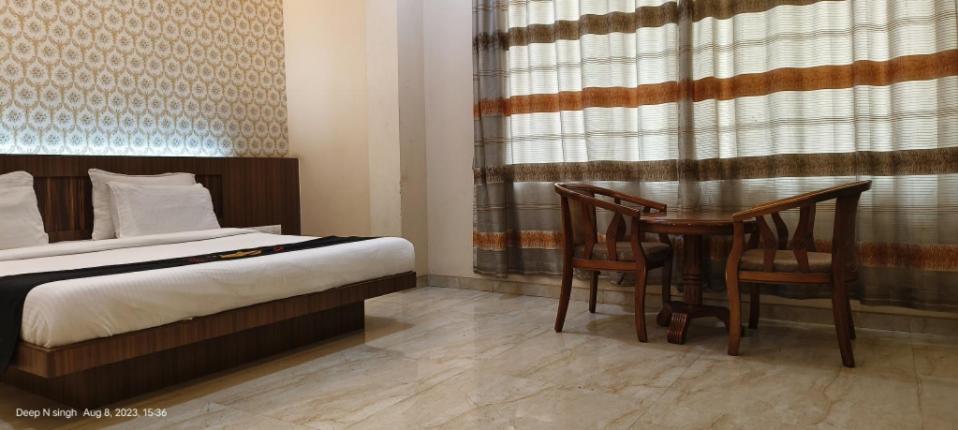 Hotel Kushala Executive Inn Тане Стая снимка