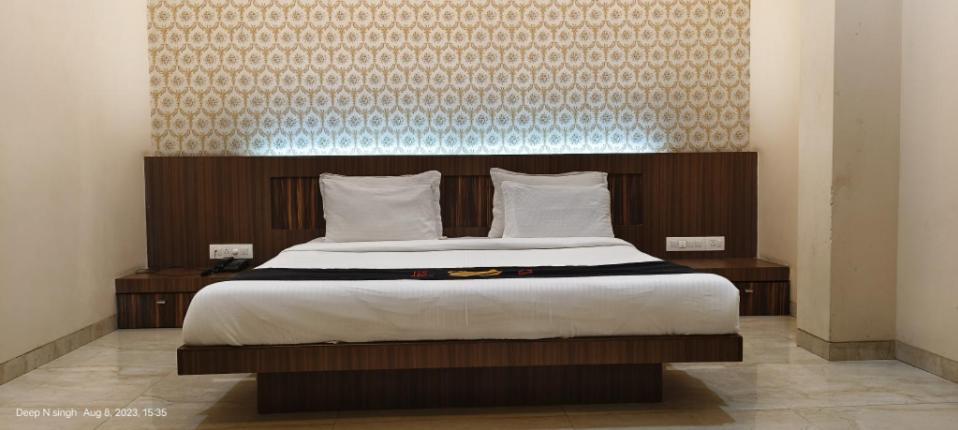Hotel Kushala Executive Inn Тане Стая снимка