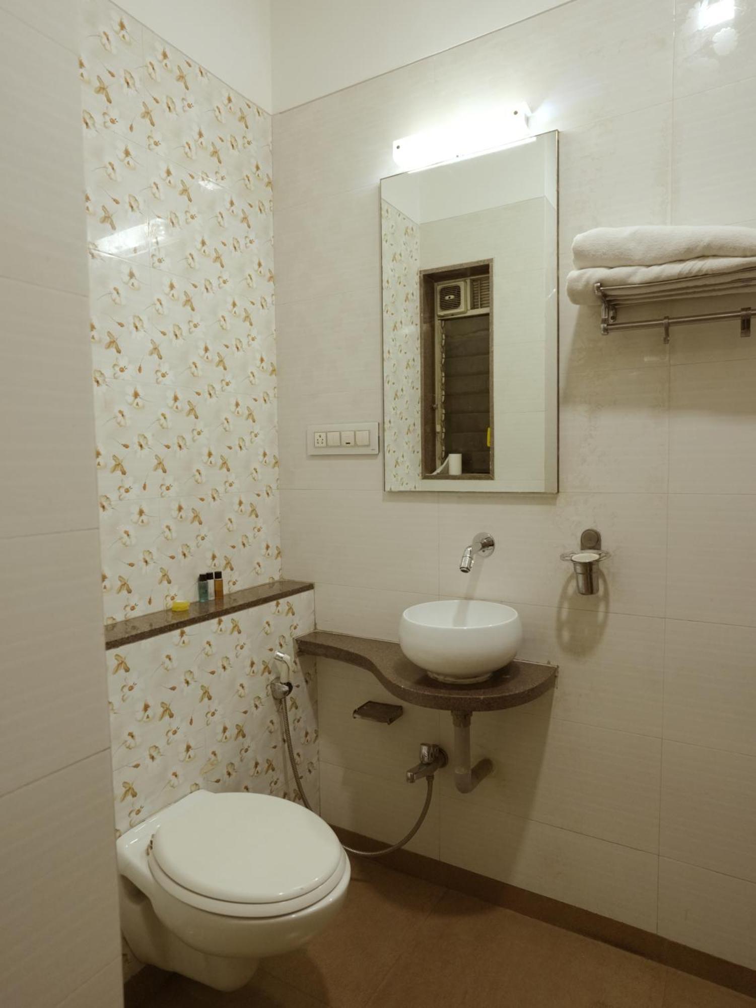 Hotel Kushala Executive Inn Тане Екстериор снимка